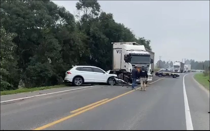  Duas pessoas ficam feridas em acidente com carros e caminhão na Rodovia do Xisto, em Araucária
