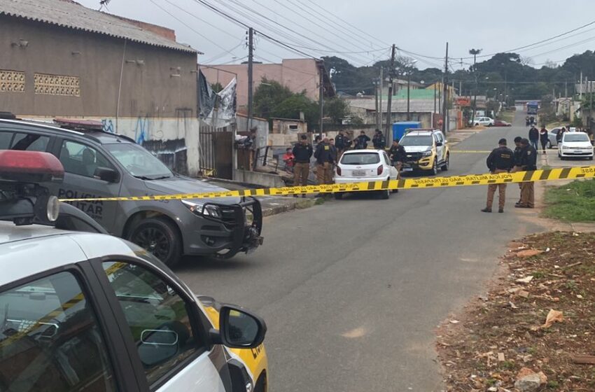  Suspeito em carro roubado morre em troca de tiros com a polícia em Fazenda Rio Grande