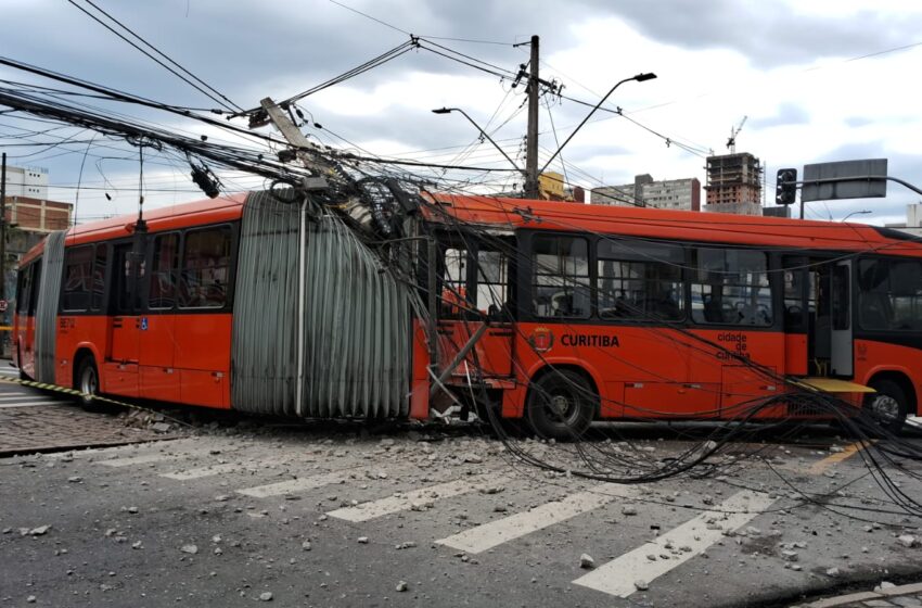  Colisão envolvendo ônibus público de Fazenda Rio Grande deixa cerca de 44 feridos em Curitiba