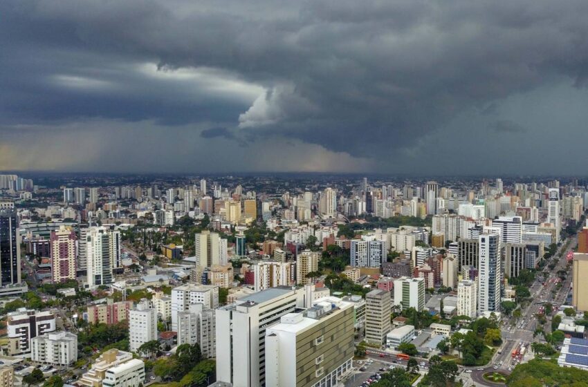 Alerta laranja de tempestade: Paraná pode ter ventos de 100 km/h
