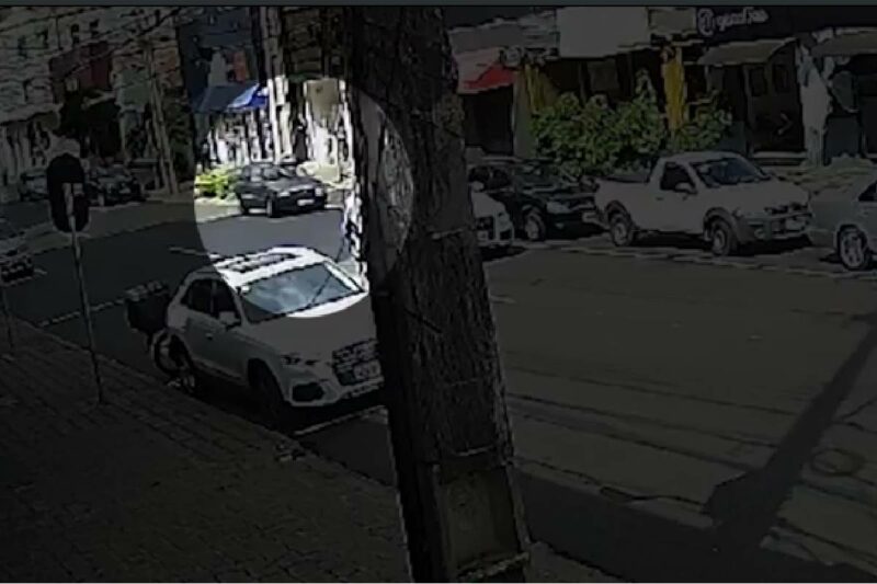  Grávida tem carro roubado e vai dar à luz de ônibus