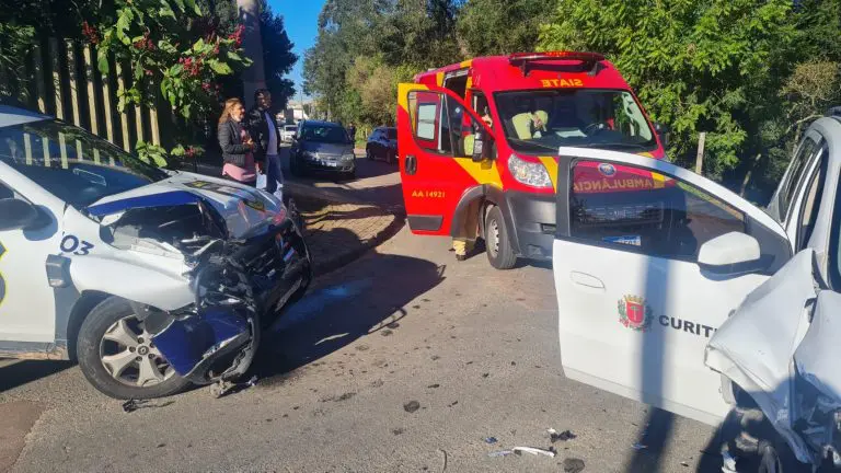  Durante perseguição a suspeitos, viatura da GM se envolve em acidente com carro da Prefeitura de Curitiba