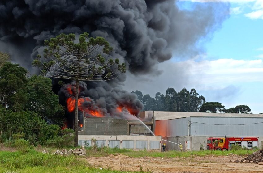  Depósito de produtos inflamáveis é atingido por incêndio de grandes proporções em FRG