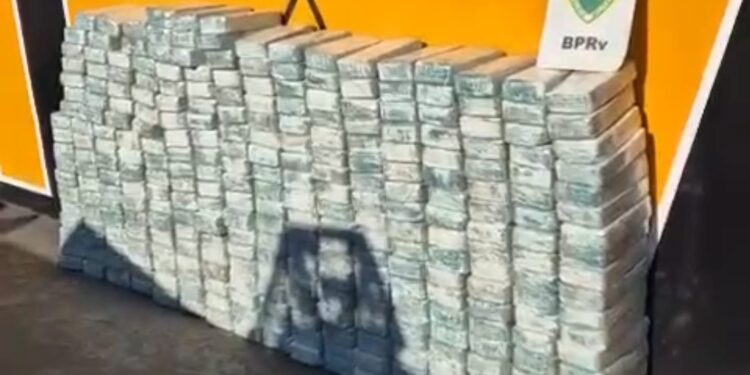  Policia Militar apreende carregamento milionário de crack no Paraná