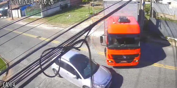  Motorista de caminhão avança preferencial, provoca acidente, deixa grávida ferida e foge do local em Curitiba, veja o vídeo