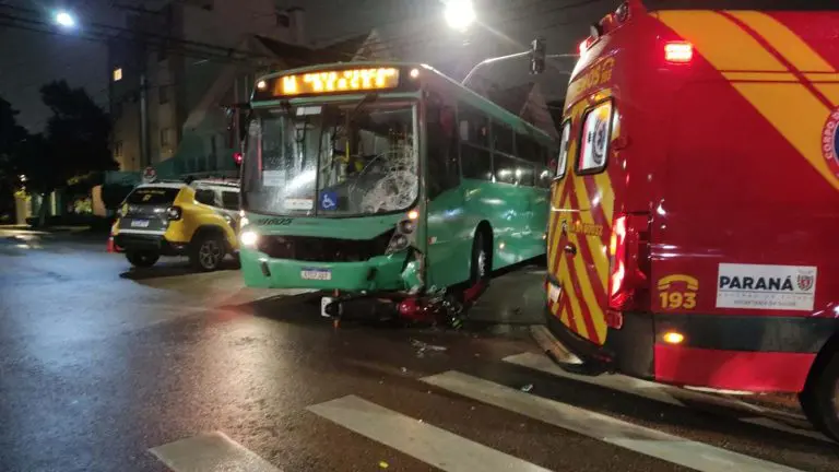  Motociclista que estaria com farol apagado bate contra ônibus e fica gravemente ferido em Curitiba
