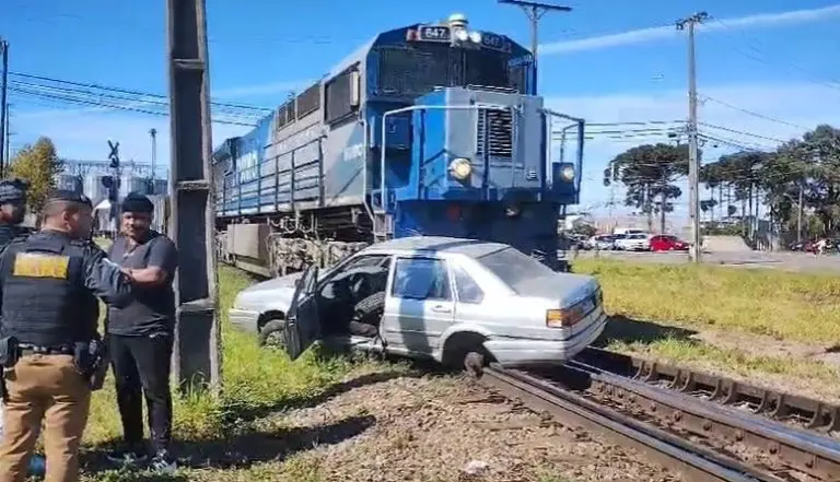  Pai e filho “nascem de novo” após carro em que estavam ser atingido por trem em Pinhais