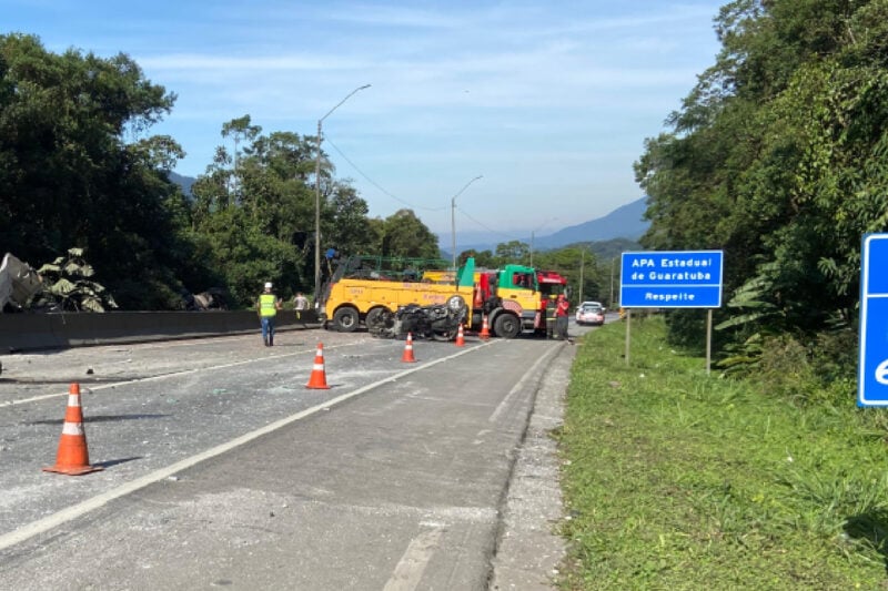  Acidente entre carro e caminhão deixa vítima na BR-376