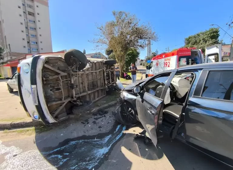  Kombi tomba e quatro ficam feridos após acidente com carro no Campina do Siqueira
