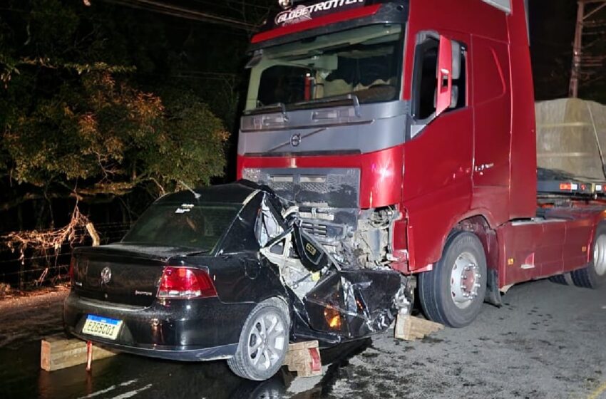  Acidente na Estrada da Ribeira: jovem morre ao bater em caminhão