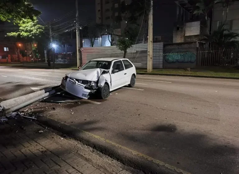  Motorista derruba poste e bate-boca com bombeiros que faziam socorro