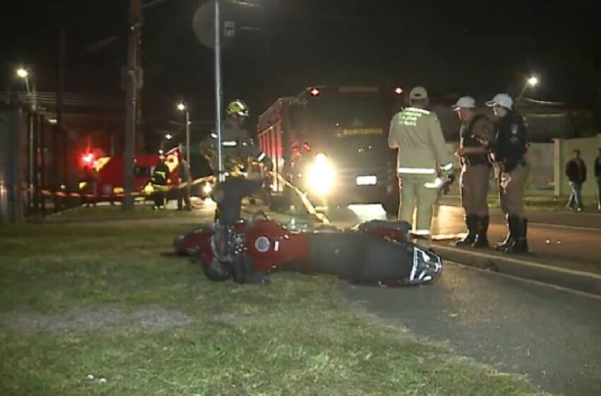  Garupa morre após moto furar sinal e bater contra carro