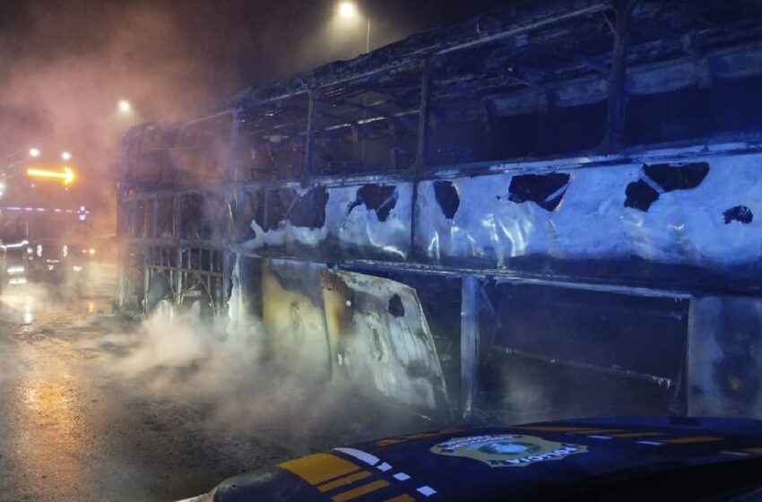  Incêndio destrói ônibus de turismo e bloqueia trecho da BR-376