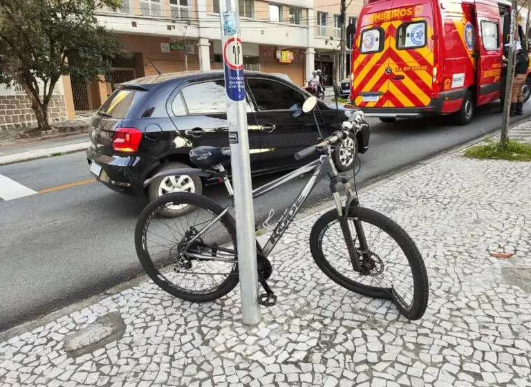 Ciclista fica ferido ao ser atingido por viatura descaracterizada em canaleta no Água Verde