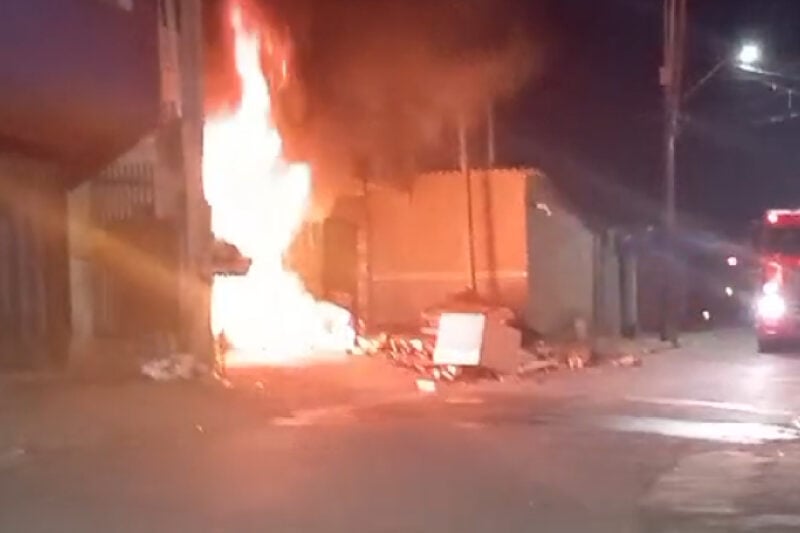  Casa é destruída por incêndio e idosa sofre intoxicação pela fumaça