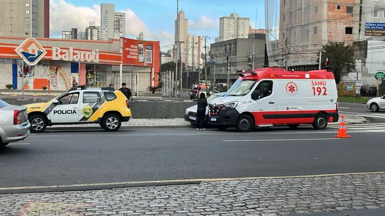  Batida entre carros provoca atropelamento de pedestre no Centro de Curitiba