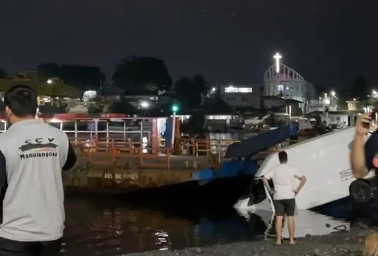  Van é arrastada para dentro da água por balsa que faz travessia para Ilha dos Valadares, em Paranaguá
