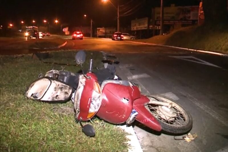  Motorista bêbado sem CNH bate em moto e mulher morre