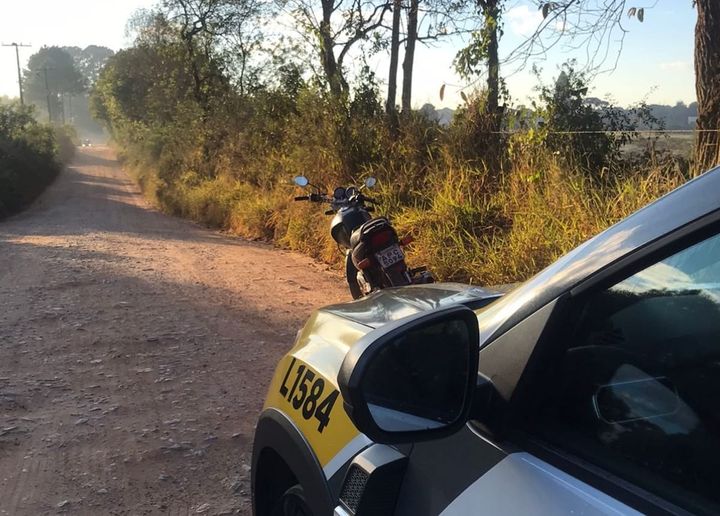  Polícia Militar de Fazenda Rio Grande recupera moto roubada.