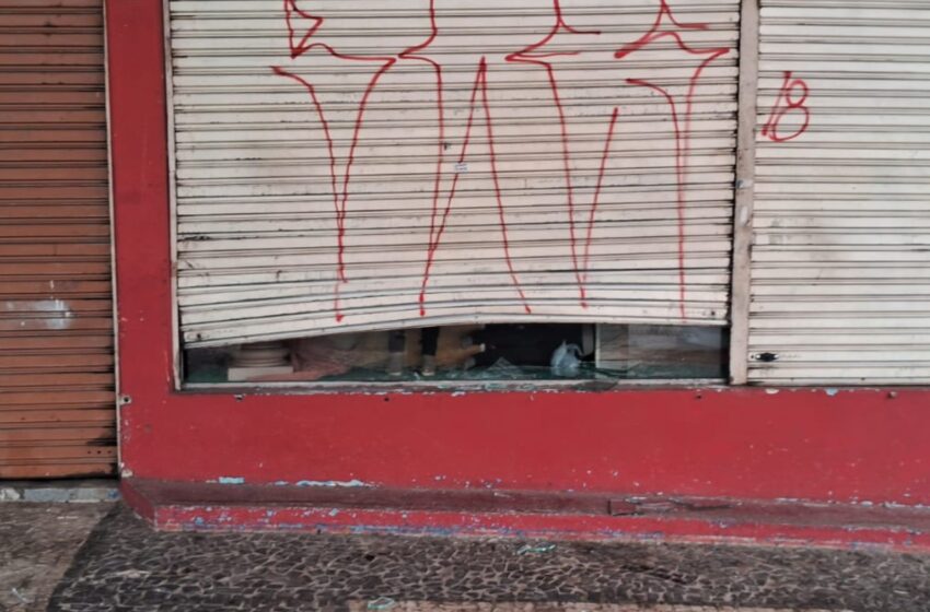  Criminoso arromba porta de aço e quebra vidro de loja de roupas em Fazenda Rio Grande