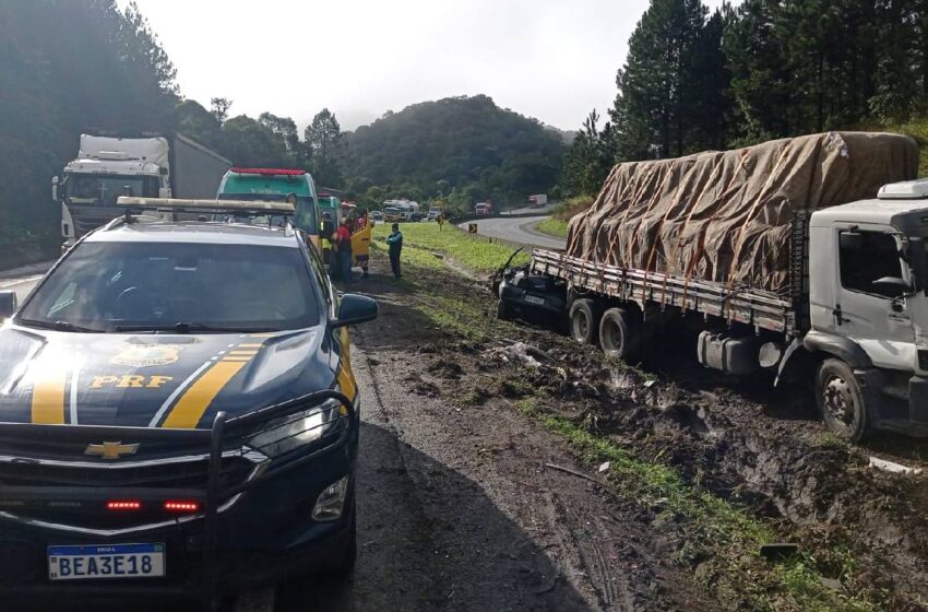  Carro bate em caminhão parado e acidente deixa vítima fatal