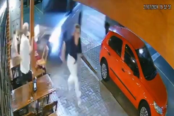  Caminhonete invade calçada e mata duas mulheres: cenas fortes