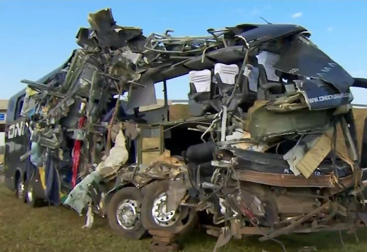  Acidente com ônibus de turismo deixa ao menos 10 mortos