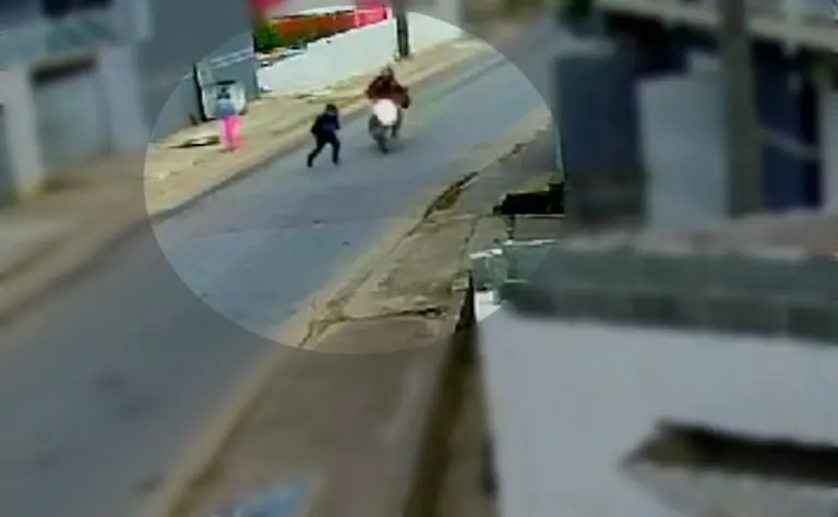  Câmera flagra momento em que moto atropela criança, e tia desabafa: ‘Imprudente, em alta velocidade’