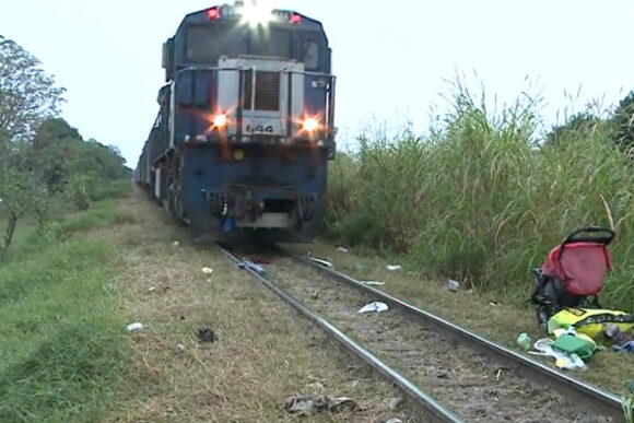  Homem é atropelado por trem ao caminhar por trilhos