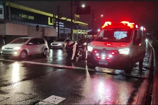  Homem que pedia dinheiro no semáforo é atropelado e fica ferido