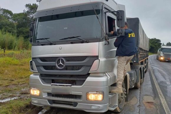  Motorista é encontrado morto dentro do próprio caminhão