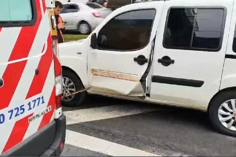  Motociclista morre após bater em porta aberta de carro