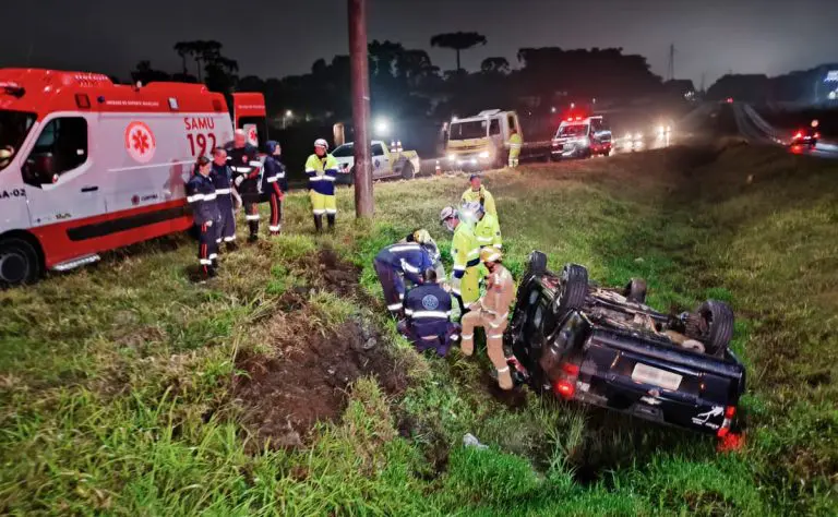  Motorista perde controle de pick-up, tomba e vai parar em buraco no Contorno Norte