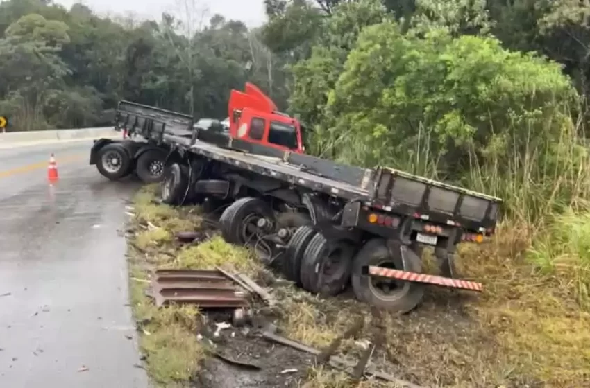  Caminhoneiro morre em acidente entre dois caminhões na Estrada da Ribeira