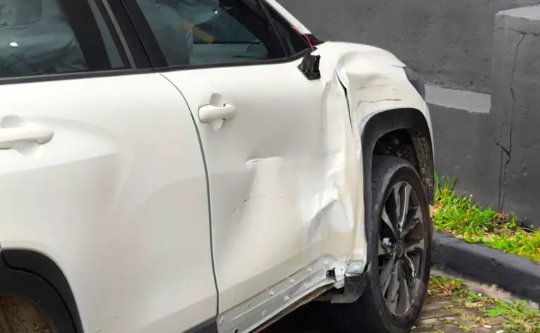  Motociclista tem ferimentos graves ao bater contra muro após ser atingida por carro em SJP