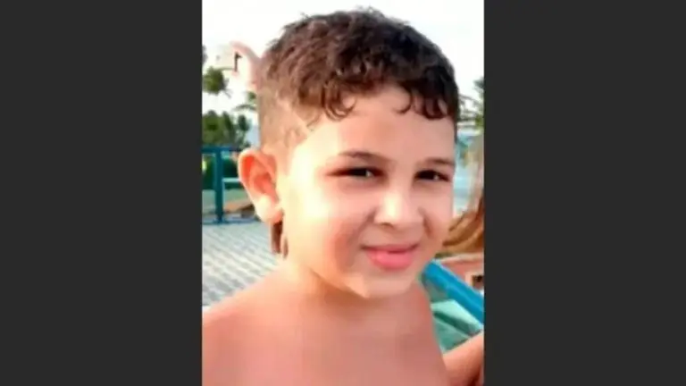  Criança morre ao levar choque em grade de escolinha de futebol no RJ