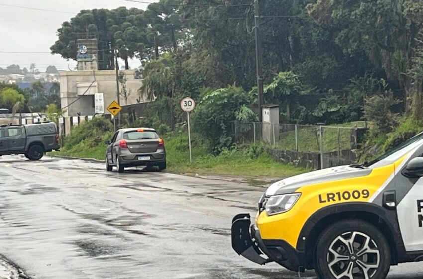  Homem em carro furtado morre baleado pela PM após sacar arma em Curitiba, diz polícia