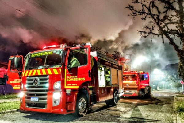  Incêndio atinge galpão de Curitiba após fogão causar chamas