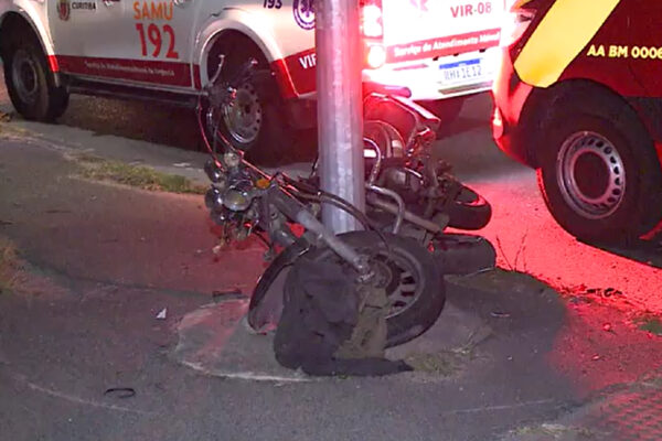  Motociclista morre ao bater contra placa de sinalização