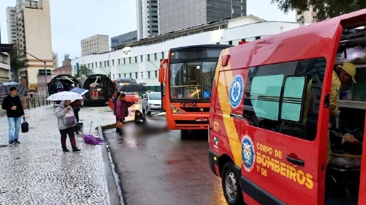  Pânico na Praça Rui Barbosa: mulheres são atropeladas por ônibus