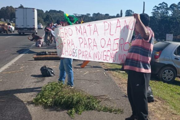  Trânsito na BR-277: manifestação indígena causa interdição