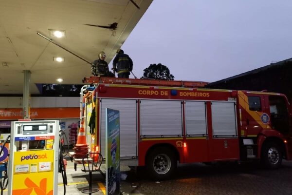  Posto de combustível pega fogo e mobiliza bombeiros