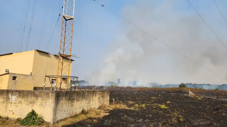  Bombeiros controlam fogo em zona rural de Piraquara e tranquilizam moradores do entorno; episódio vai ser investigado