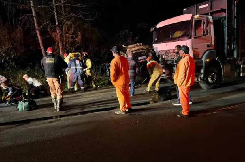  Gravida morre em acidente entre carros e caminhão