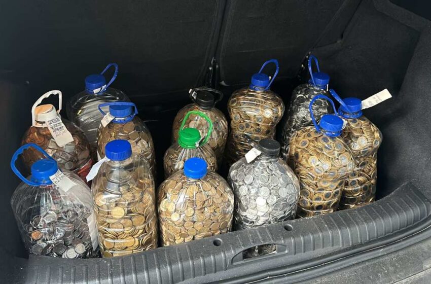  Homem compra carro com R$ 17 mil em moedas e choca vendedor: “Ninguém acreditou”
