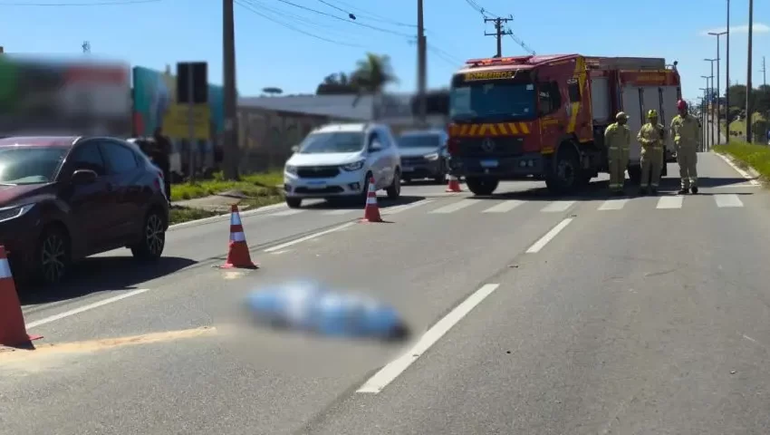  Idoso morre atropelado por moto ao tentar atravessar Estrada da Ribeira, em Colombo