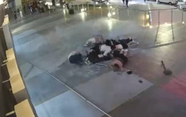  Sacada de vidro de shopping no México quebra e deixa mortos e feridos