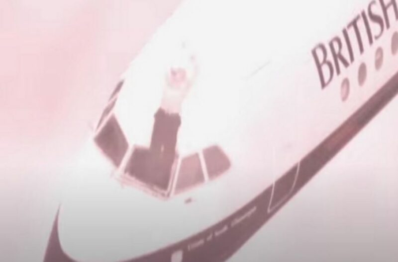  Piloto é sugado por janela da cabine de avião durante voo internacional