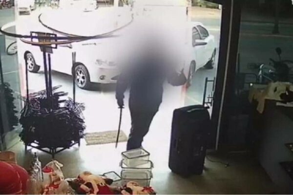  Homem mata namorada e deixa ex ferida com espada ninja