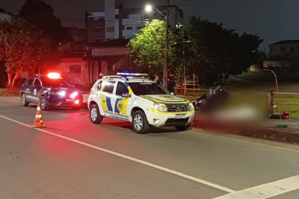  Motoboy morre após perder o controle e bater contra anteparo